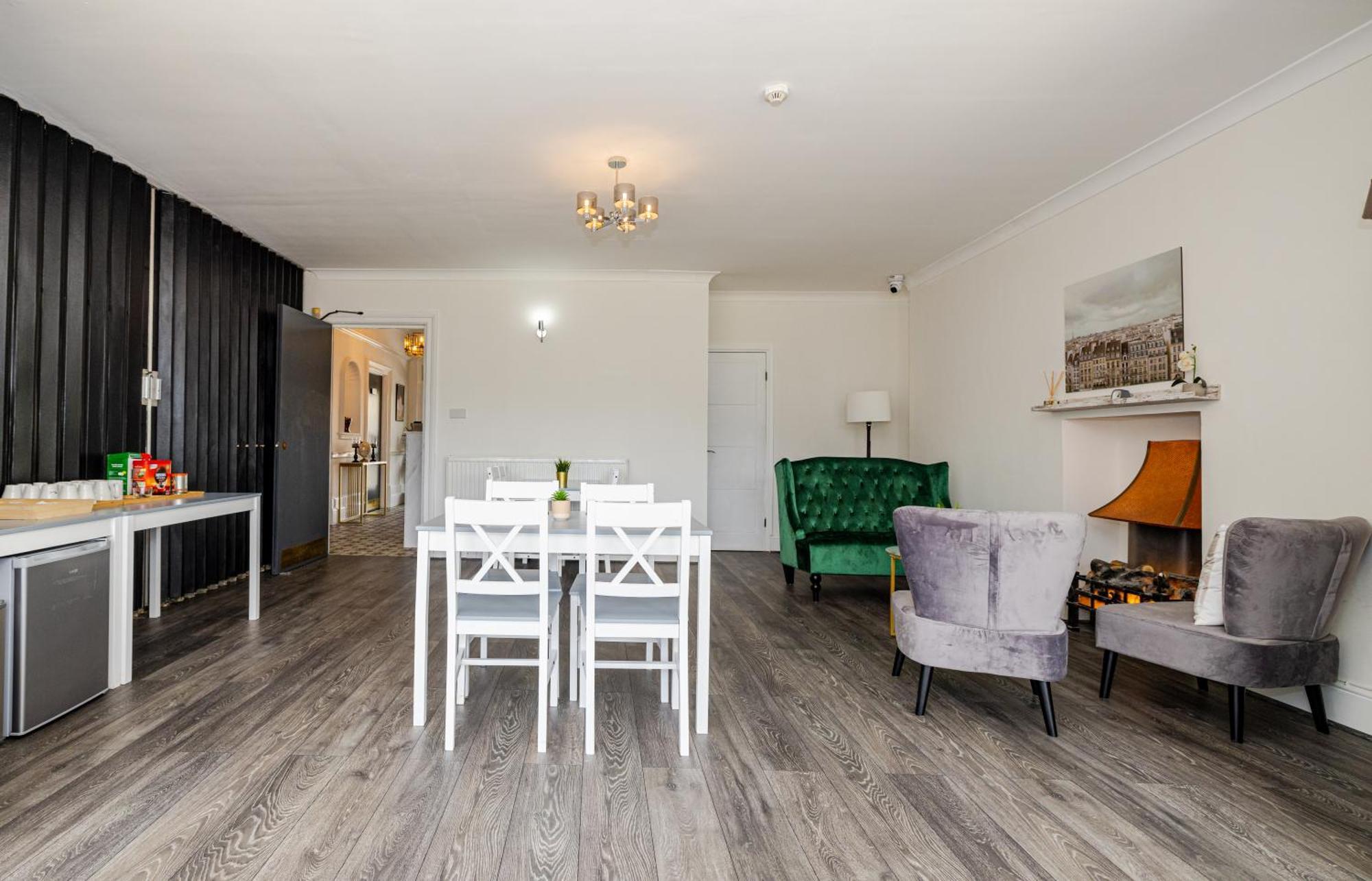 Woodford Hotel Лондон Экстерьер фото