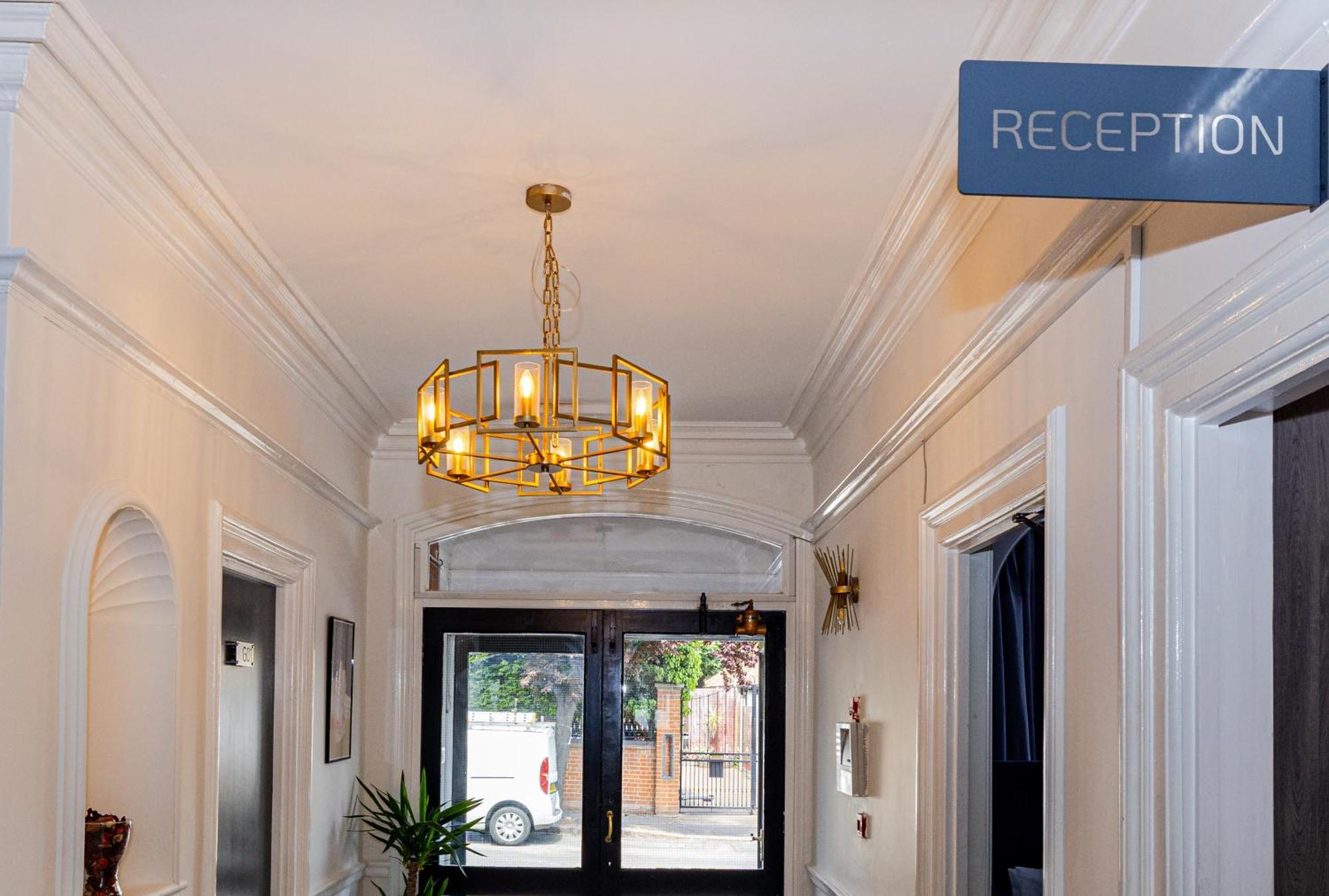 Woodford Hotel Лондон Экстерьер фото
