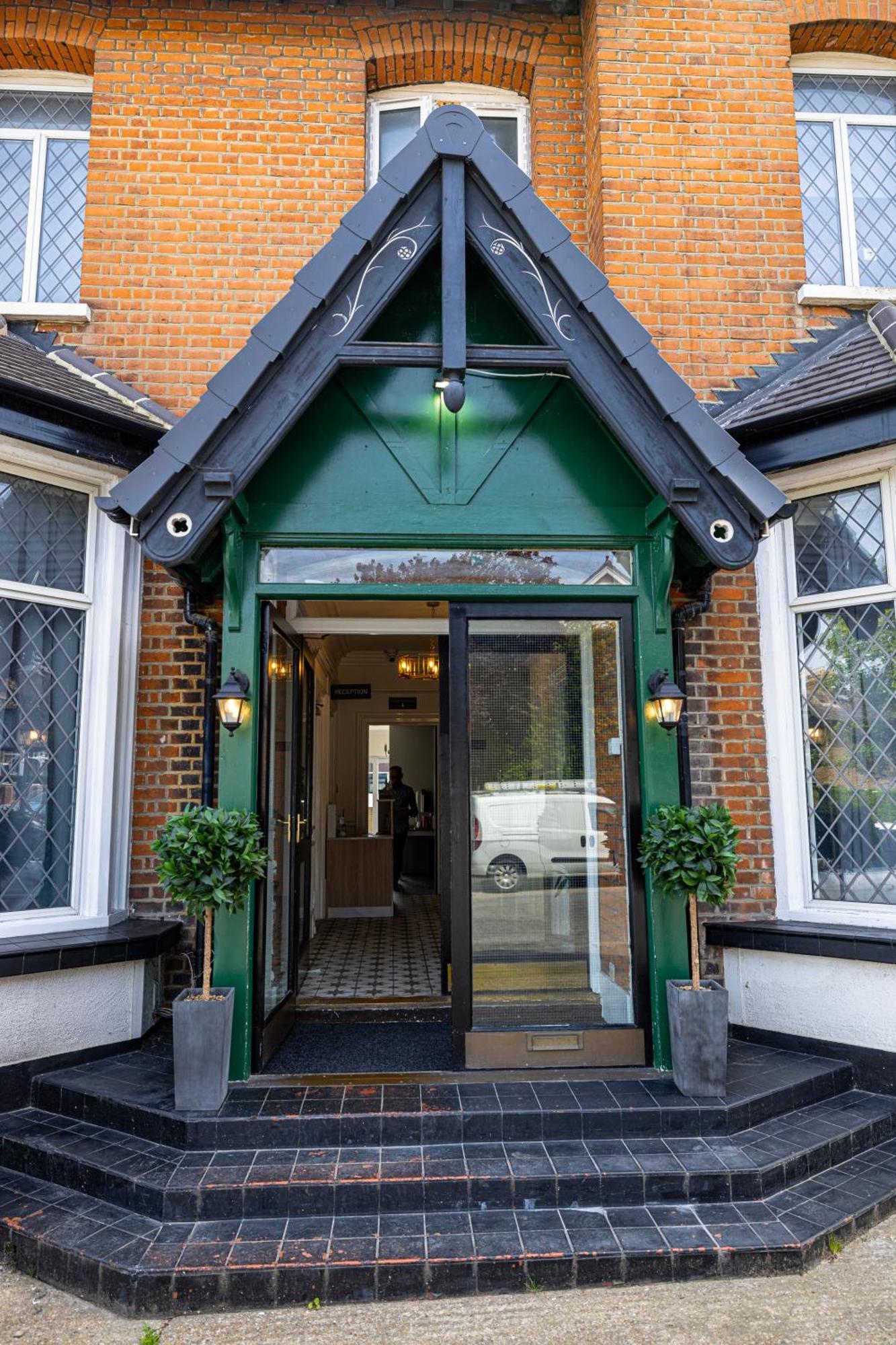 Woodford Hotel Лондон Экстерьер фото