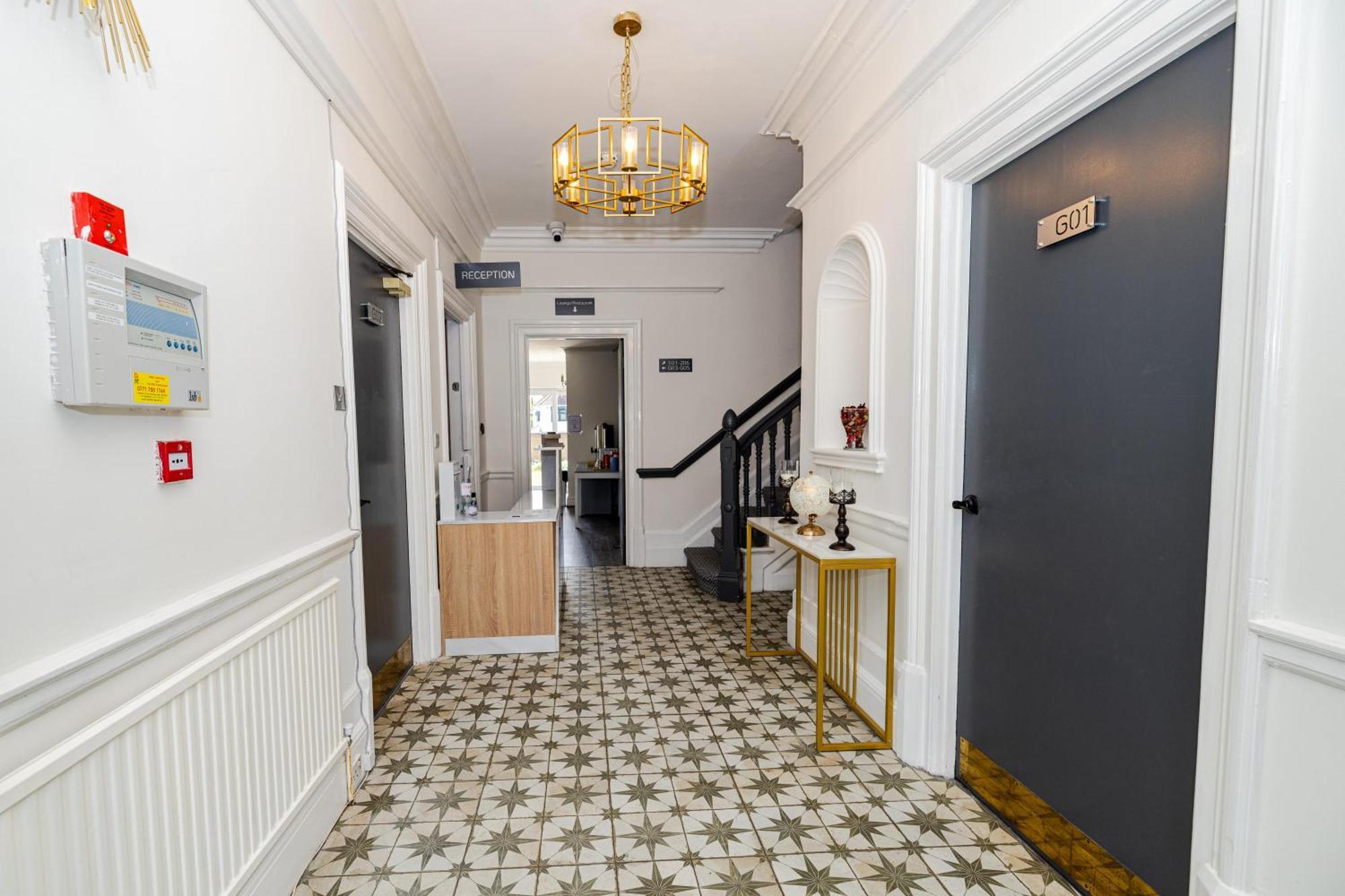 Woodford Hotel Лондон Экстерьер фото