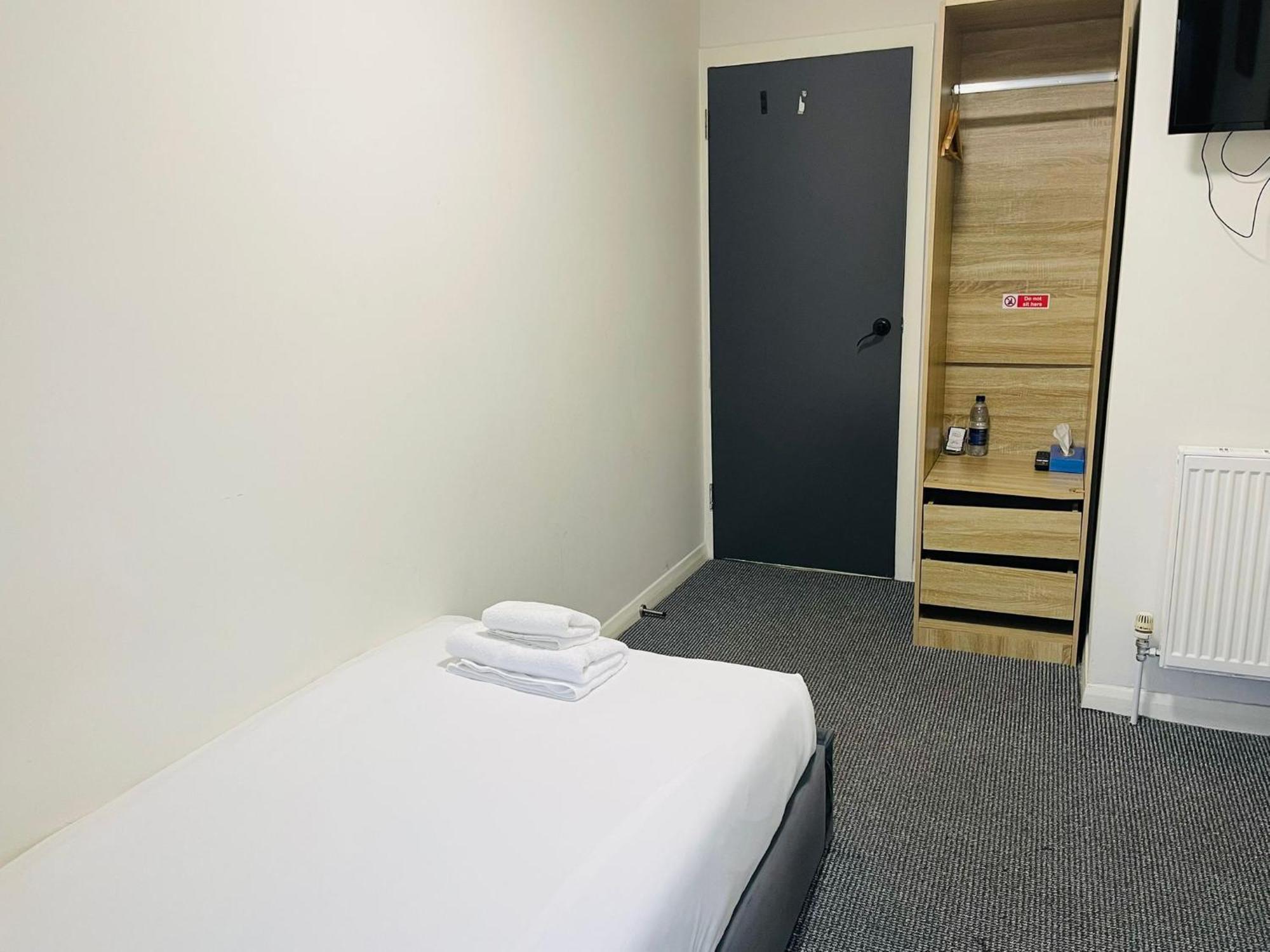 Woodford Hotel Лондон Экстерьер фото