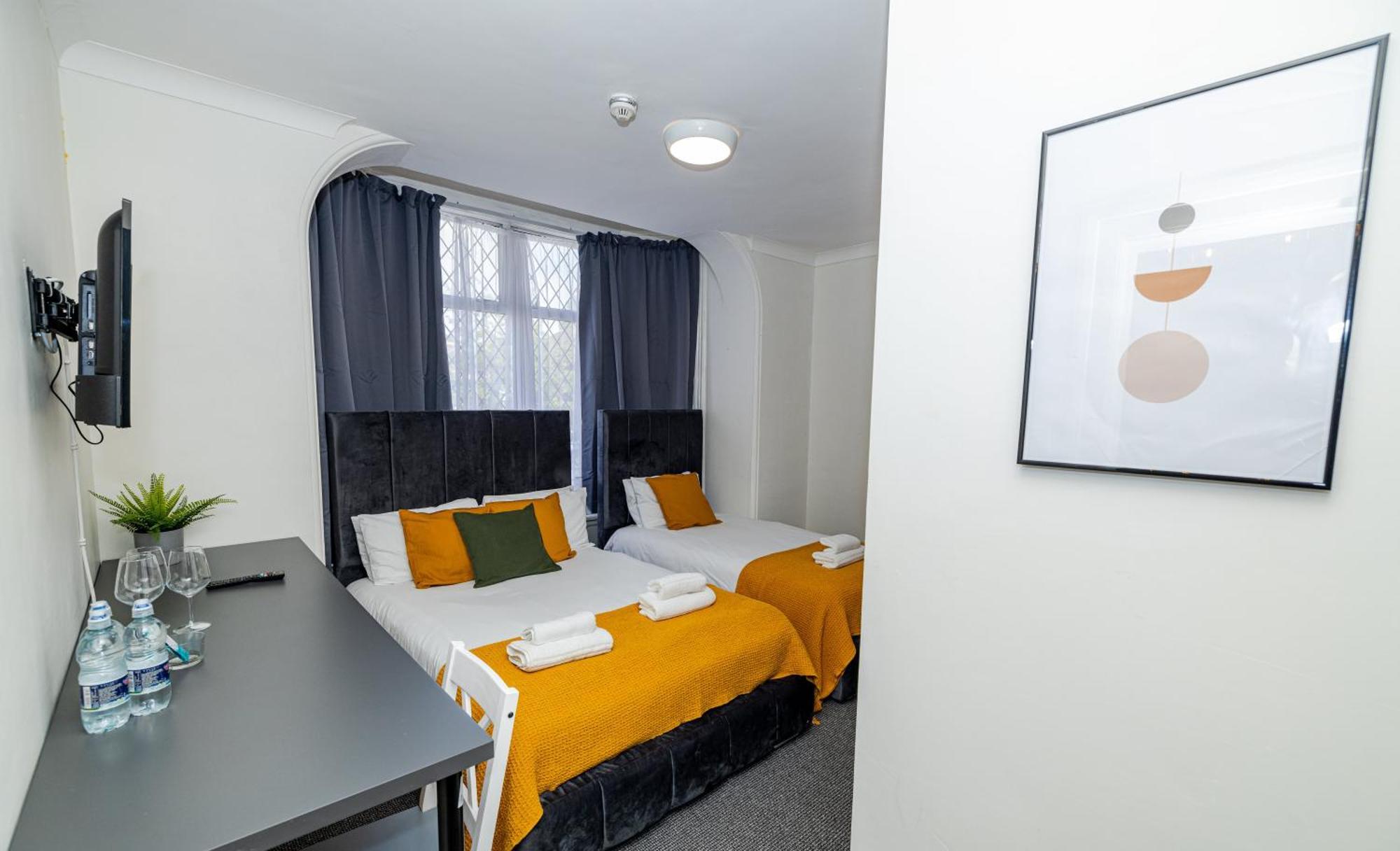 Woodford Hotel Лондон Экстерьер фото