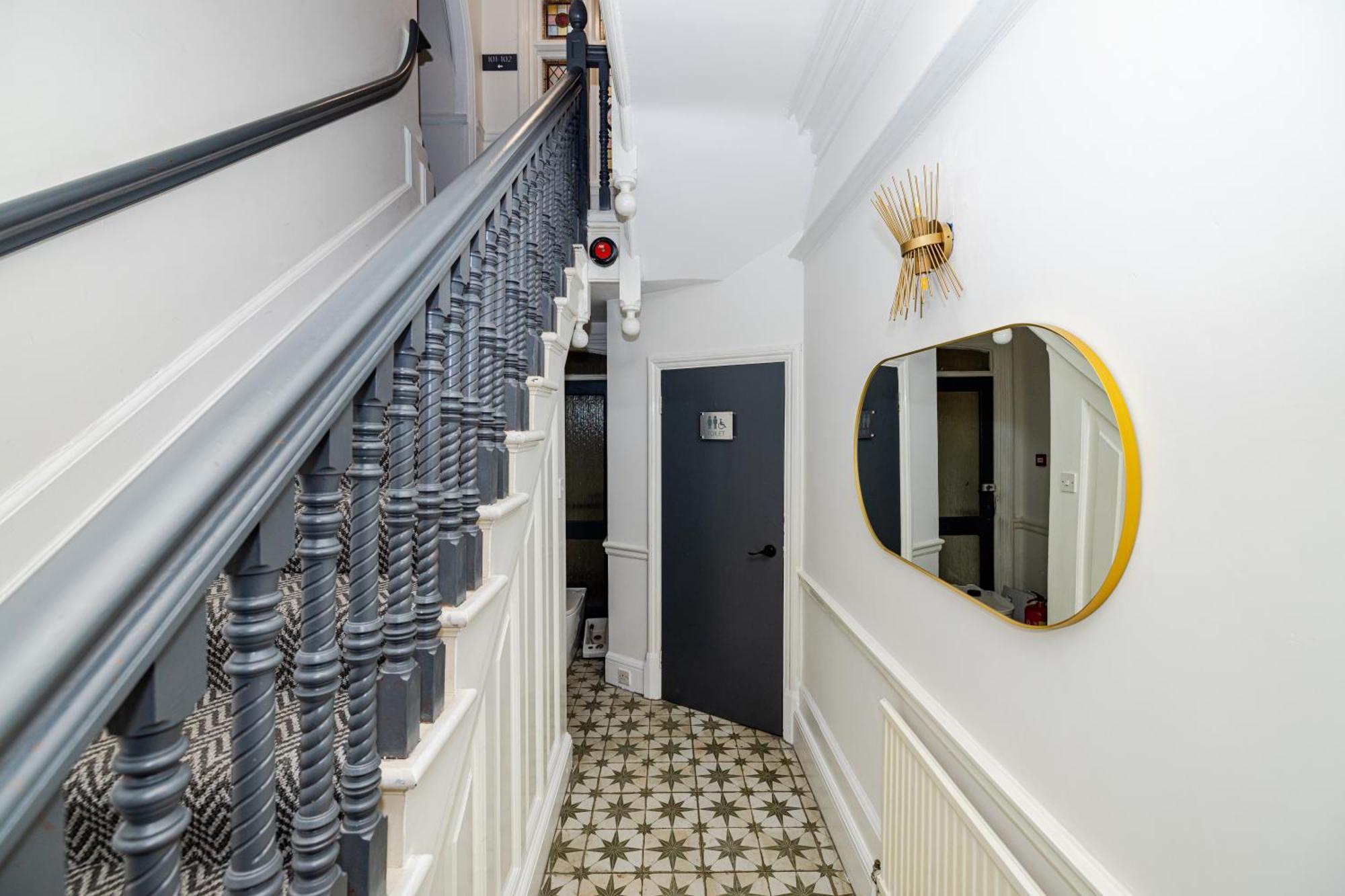 Woodford Hotel Лондон Экстерьер фото
