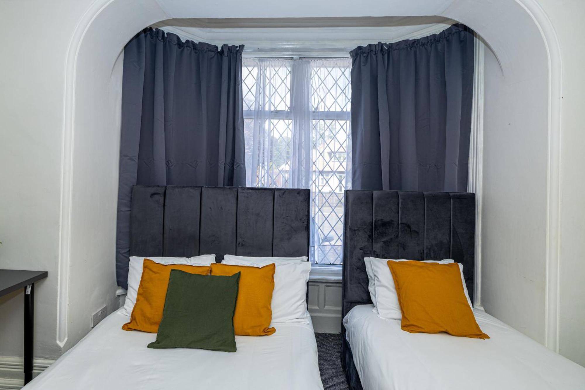Woodford Hotel Лондон Экстерьер фото