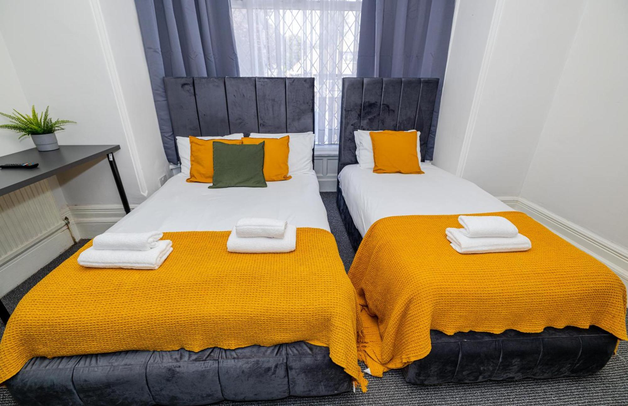 Woodford Hotel Лондон Экстерьер фото