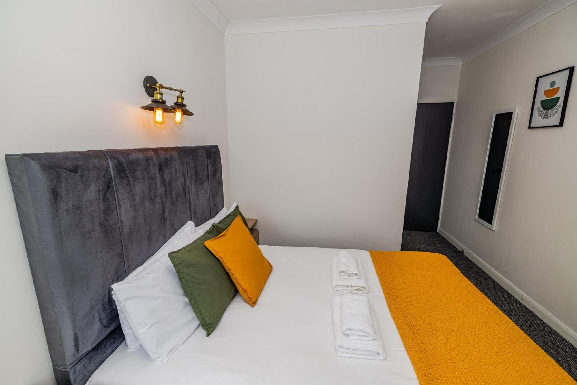 Woodford Hotel Лондон Экстерьер фото