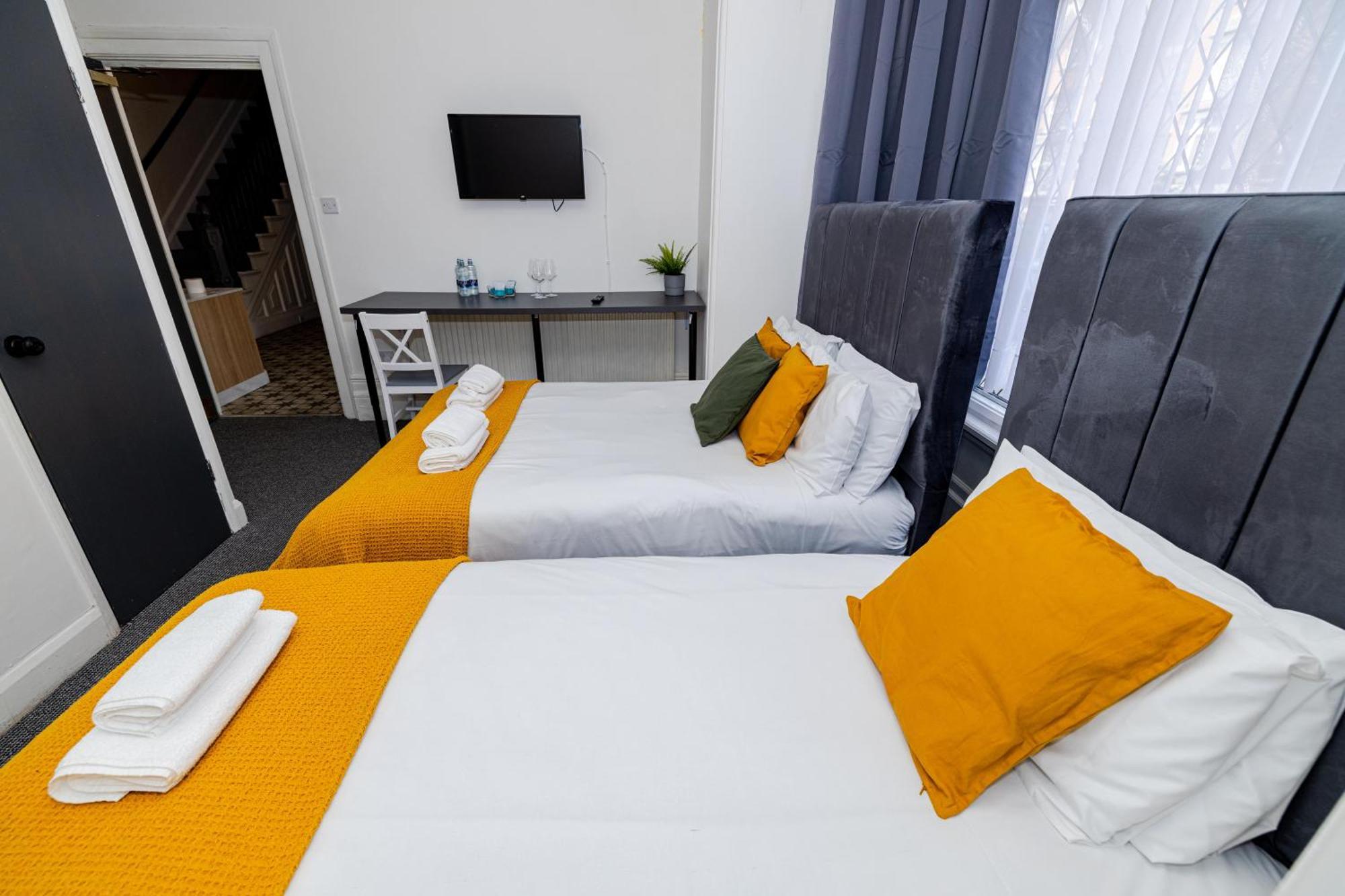 Woodford Hotel Лондон Экстерьер фото