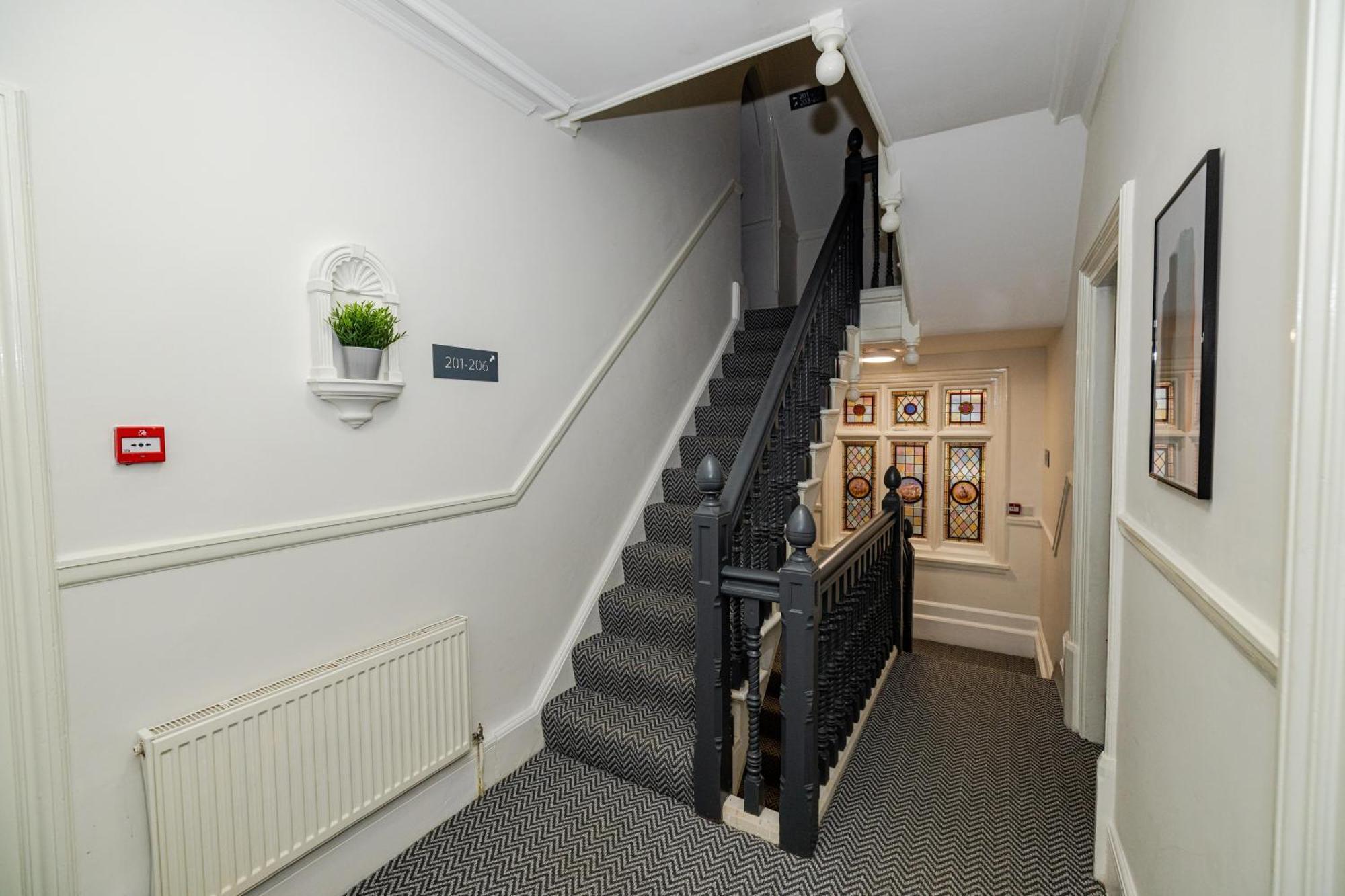 Woodford Hotel Лондон Экстерьер фото