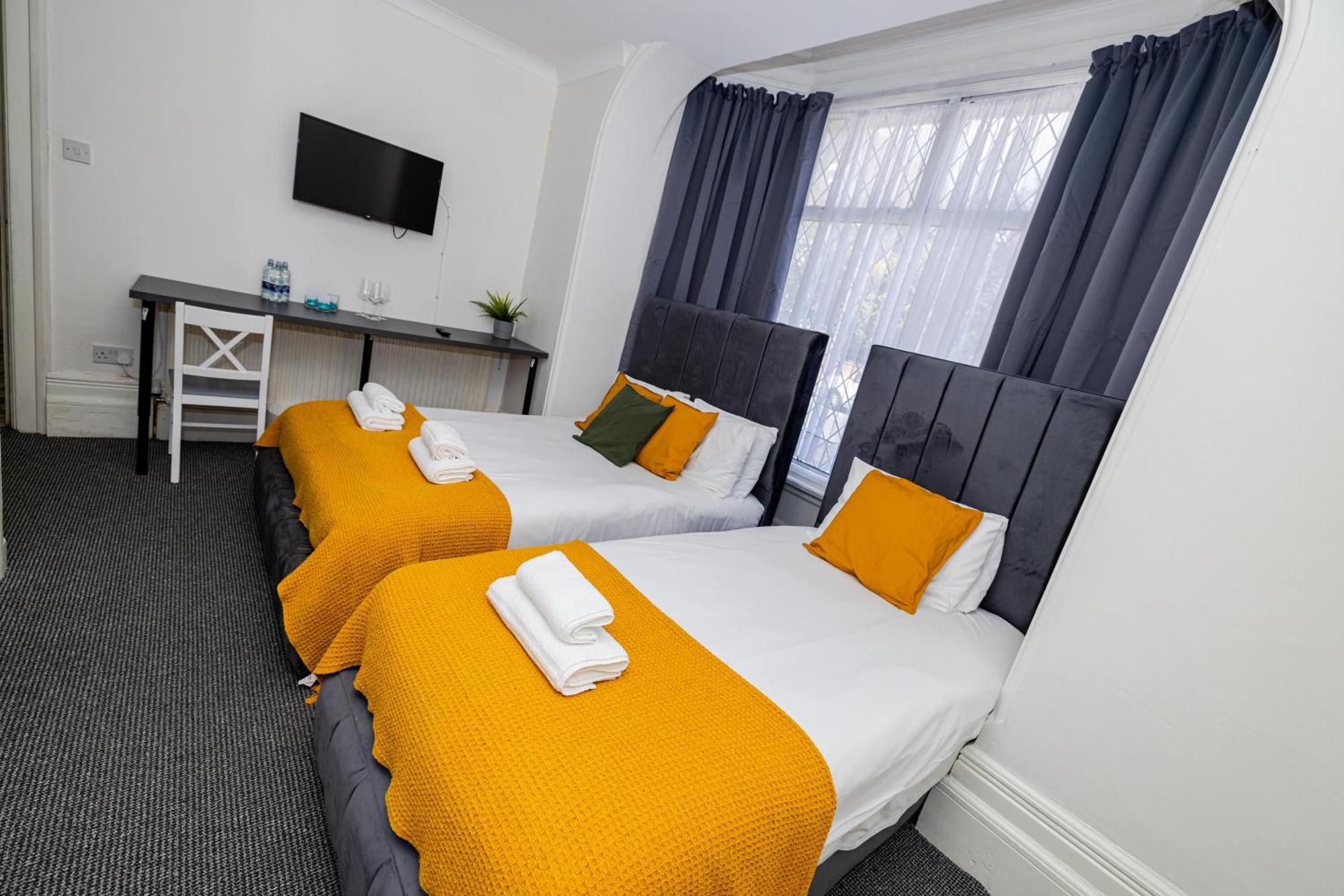 Woodford Hotel Лондон Экстерьер фото