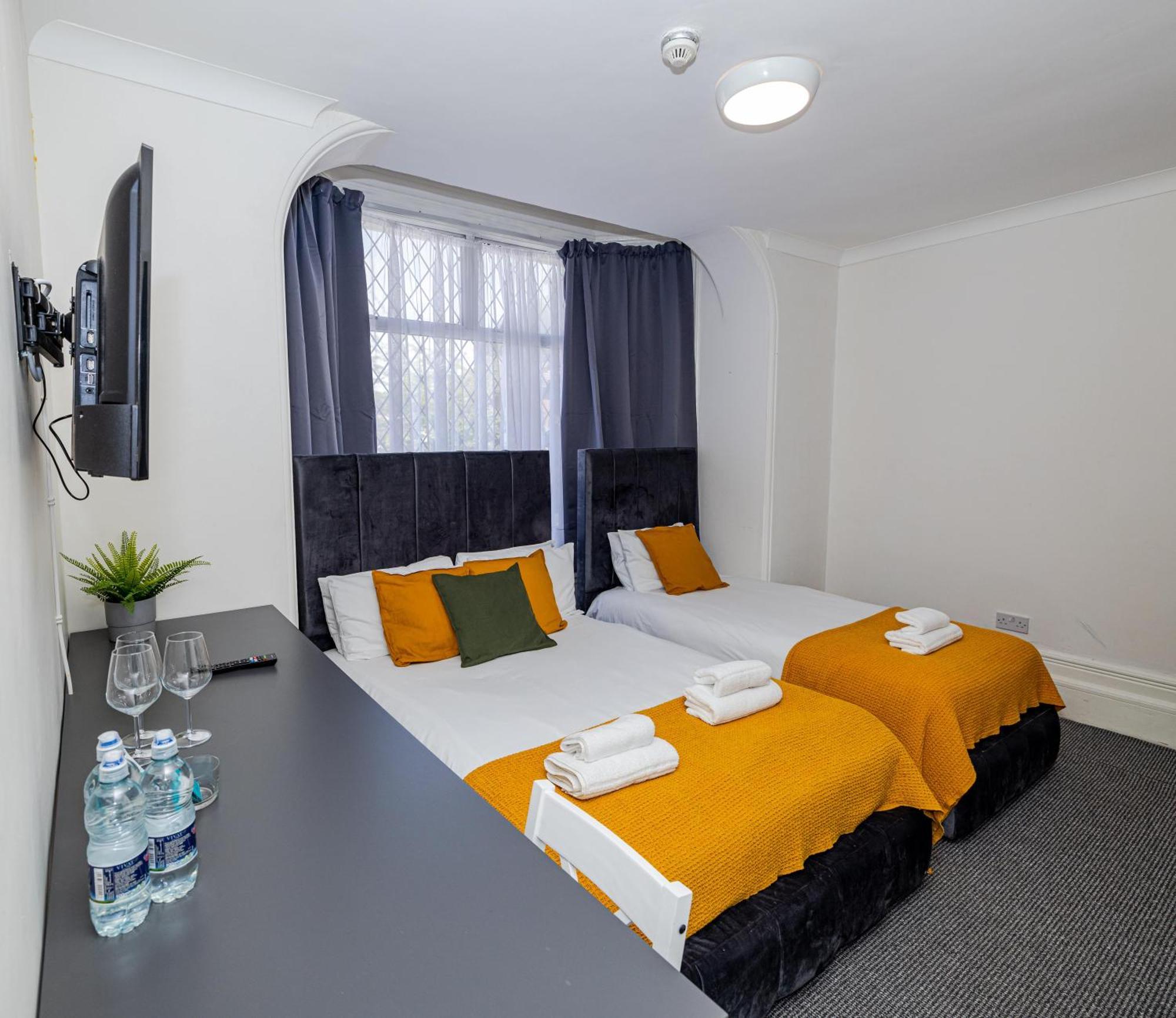 Woodford Hotel Лондон Экстерьер фото