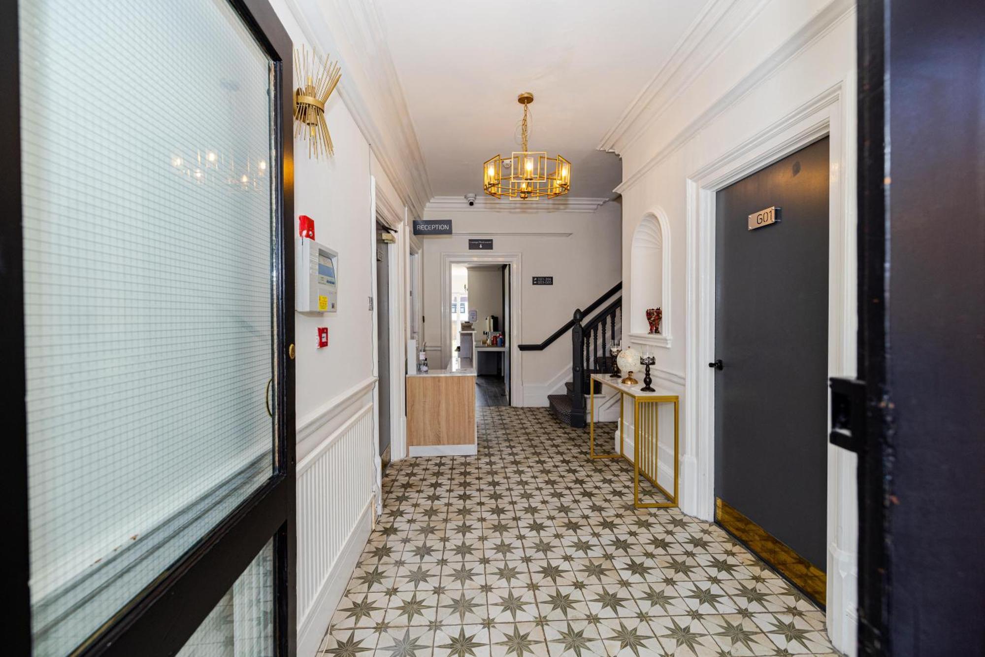 Woodford Hotel Лондон Экстерьер фото