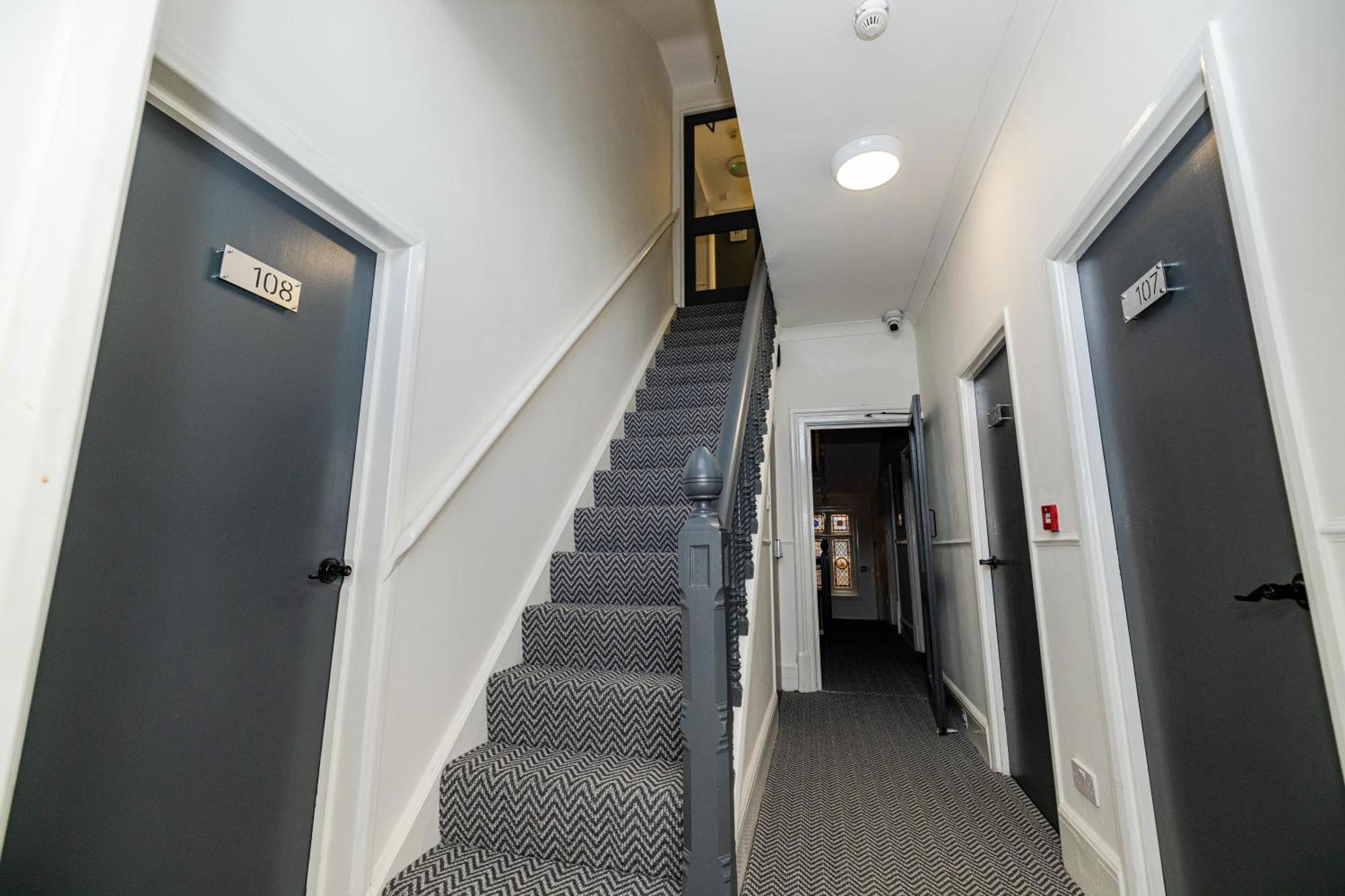 Woodford Hotel Лондон Экстерьер фото