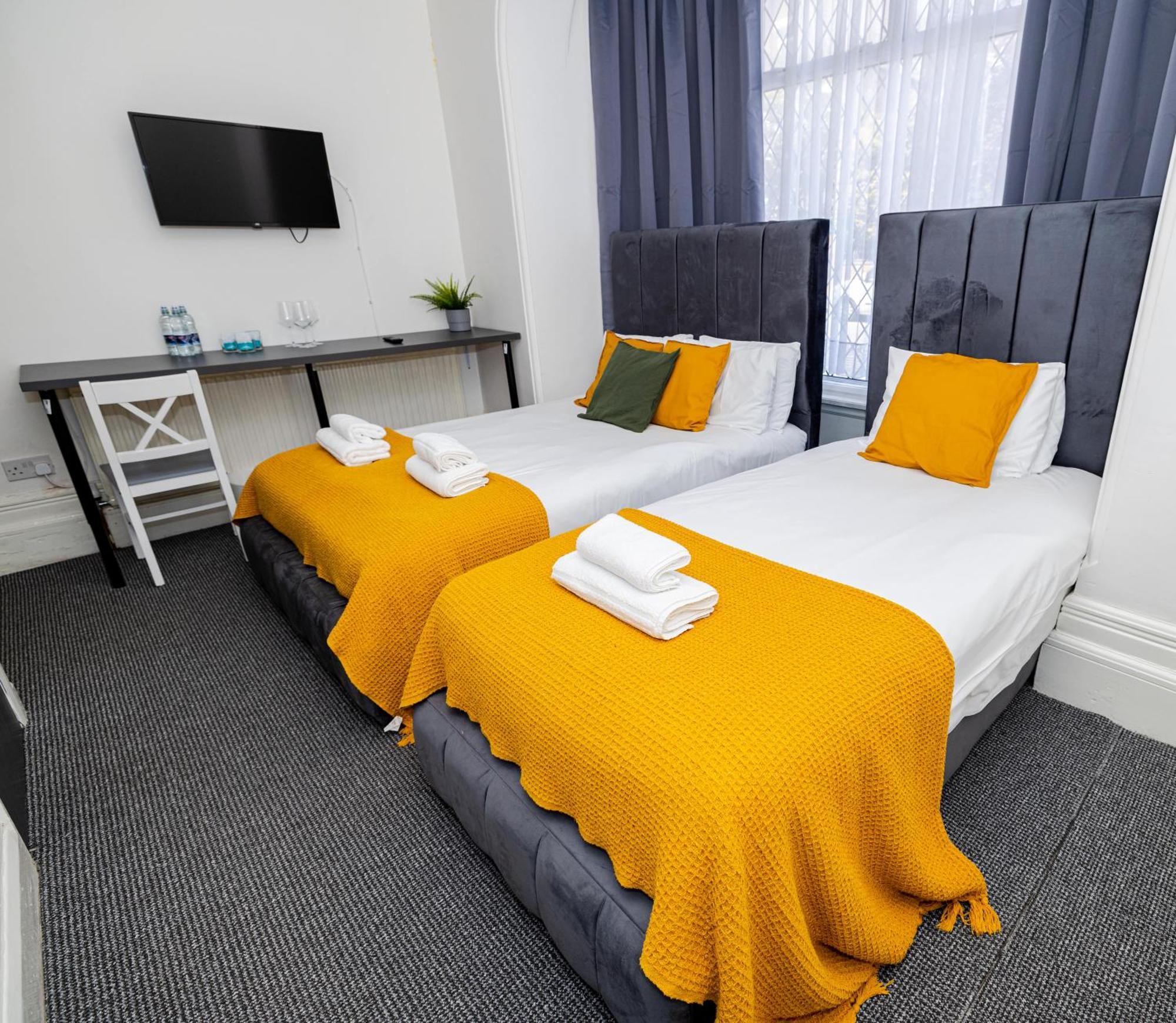 Woodford Hotel Лондон Экстерьер фото