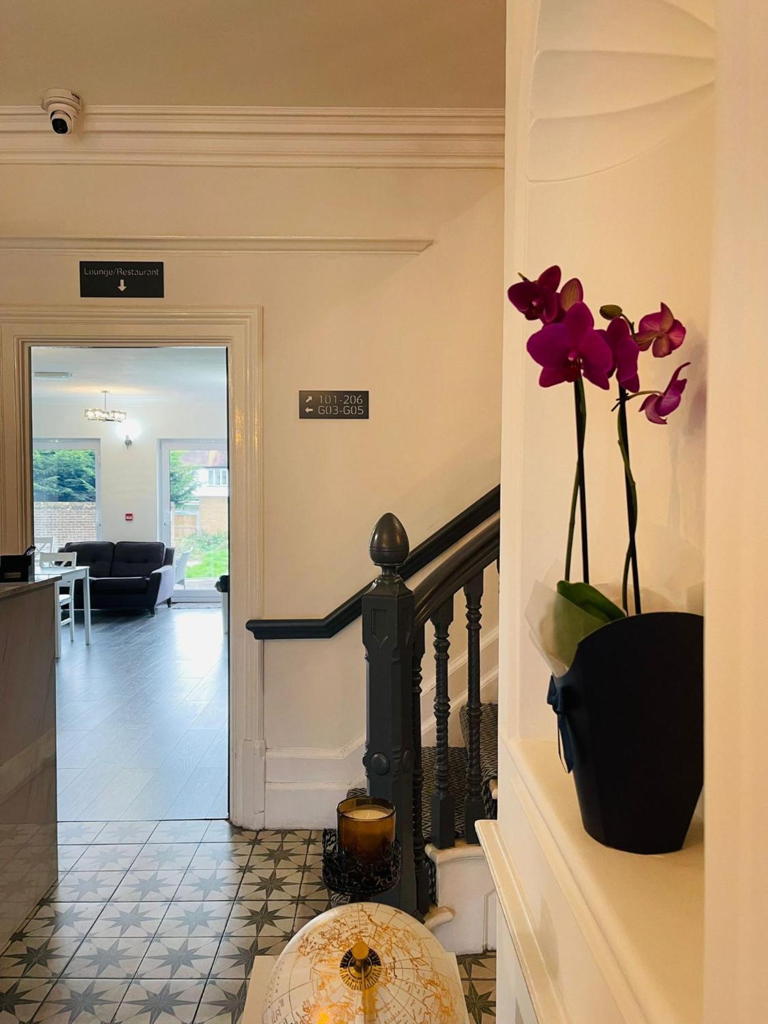 Woodford Hotel Лондон Экстерьер фото